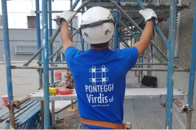 Operaio Virdis Ponteggi al lavoro